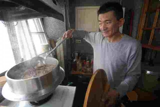 昔日富豪擺攤還債