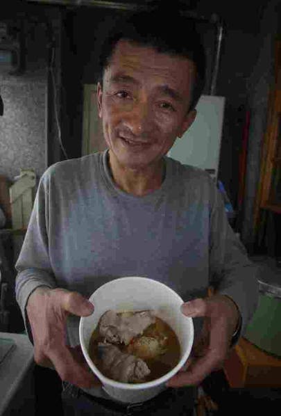 昔日富豪擺攤還債