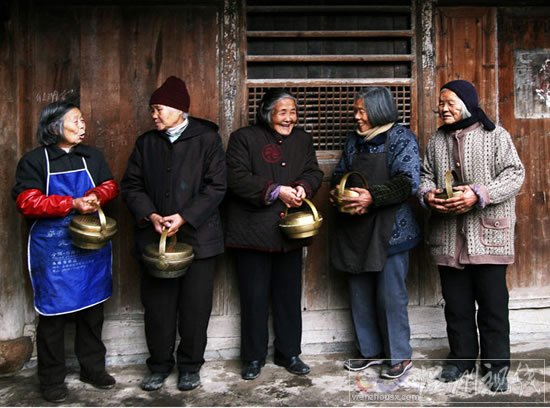 老太點火囪取暖