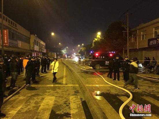 1月14日19時左右，浙江杭州市余杭區良渚街道通運路口一裝有煤氣瓶的貨車起火，火勢較大并伴有爆炸，引燃旁邊的兩幢廠房。PTU、消防、公安、交警和街道人員正在現場處置。目前火勢已得到控制，現場無人員傷亡，過火面積大約2000平方米。