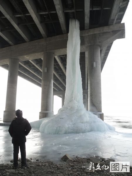 吉林鏟除巨型冰柱