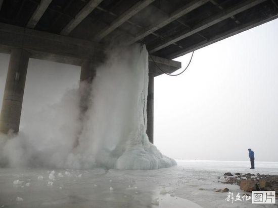 吉林鏟除巨型冰柱