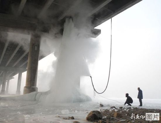 吉林鏟除巨型冰柱