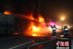 運車貨車高速起火 8輛豪車燒毀