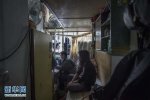 港母子住3平米房 為什么非要蝸居香港受苦