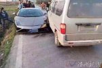 義烏蘭博基尼和面包車(chē)相撞慘了 五菱之光撞豪車(chē)