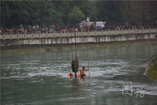 市民打撈墜河出租