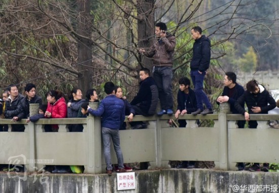 市民打撈墜河出租