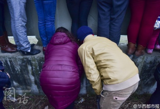 市民打撈墜河出租