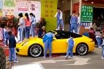 保時(shí)捷911成蹦床 被熊孩子踩凹