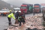 滬昆高速貨車側(cè)翻 7噸淡水魚(yú)倒在高速公路上