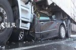 轎車遭貨車夾擊 連環(huán)追尾車禍