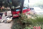 南寧公交連撞多車 南寧車禍造成1死3傷