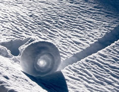 美國(guó)小鎮(zhèn)驚現(xiàn)雪卷奇觀