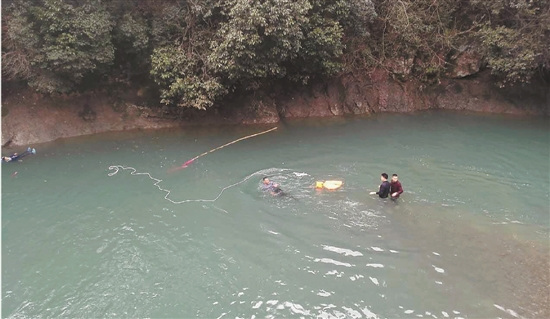 男子跳水庫救人