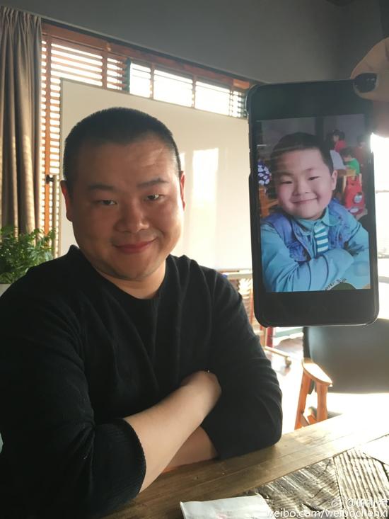 男孩撞臉小岳岳