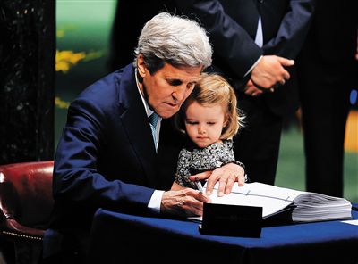 抱著孫女簽協(xié)定