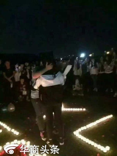 女生下跪求婚女生