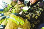 消防員捧泡面睡著 化工廠火災