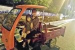 男童與警車飆車 重慶6歲男童駕駛三輪車危險