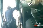 邵陽男子高速上跳車 毆打客車司機后跳車沒摔死