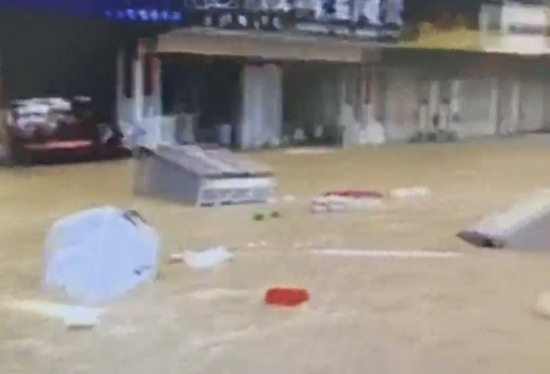 尼伯特登陸福建帶來大風暴雨 福州永泰暴雨街道成河道