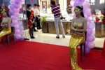 美女穿20萬黃金衣 模特為金店站臺黃金內(nèi)衣不是她們
