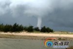海南現(xiàn)龍吸水奇觀 龍吸水就是水上龍卷風