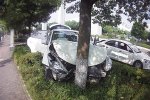蹭灑水車洗車撞樹 車受損人受傷