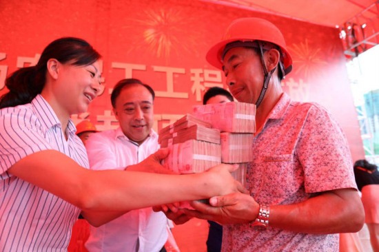 企業堆錢山發工資