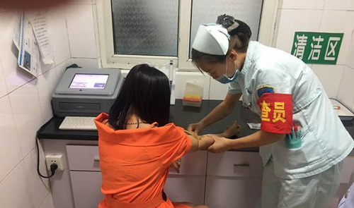 女司機(jī)醉駕遇交警賣萌