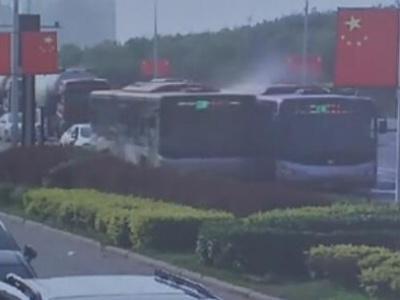今年4月，天津兩輛公交車因司機(jī)斗氣相撞。 視頻截圖