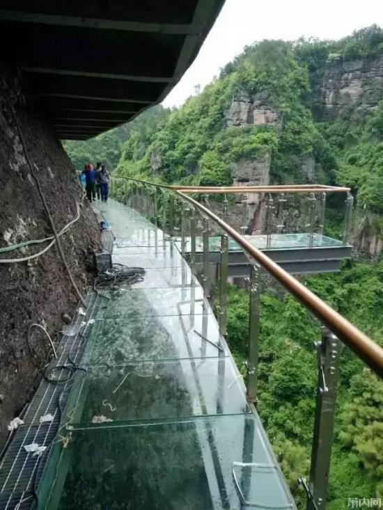 玻璃棧道被擠爆