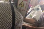 坐輕軌沖門被夾脖 所幸列車沒啟動
