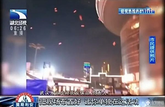 無人機鬧市撒紅包