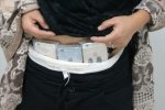 女子襠藏22部手機 被警方查獲走私手機案