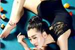 美女全身折6次 能裝進行李箱