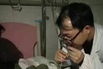 重癥監護室停電 袁勇華醫生用嘴吸出堵在孩子氣管內