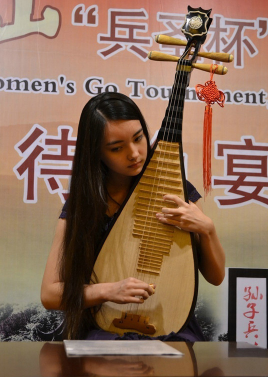 混血圍棋美女顏美如仙 精通琴棋書畫技驚四座