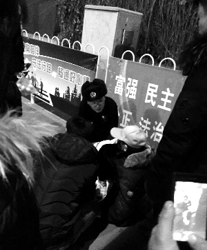 交警脫衣保護(hù)老人