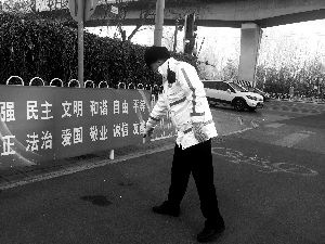 交警脫衣保護(hù)老人