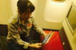 天價襪里塞滿美金 清潔工拾金不昧