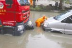 面包車(chē)被困污水中 因污水太臭不愿逃生等待救援