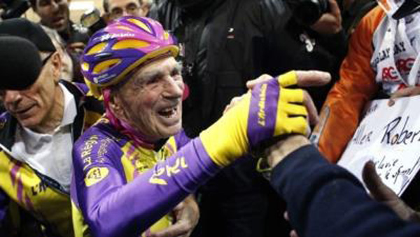 法國老人105歲騎行破記錄：1小時騎行22公里破世界紀(jì)錄。 