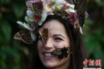 美女戴花環引蝴蝶 英國蝴蝶展