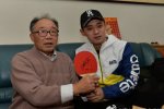 張繼科在老家認親結對陪伴空巢老人
