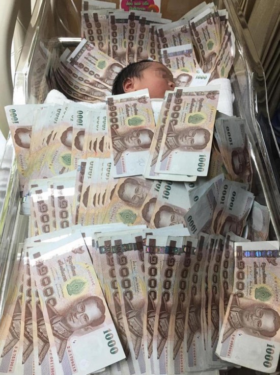 嬰兒蓋40萬現金睡