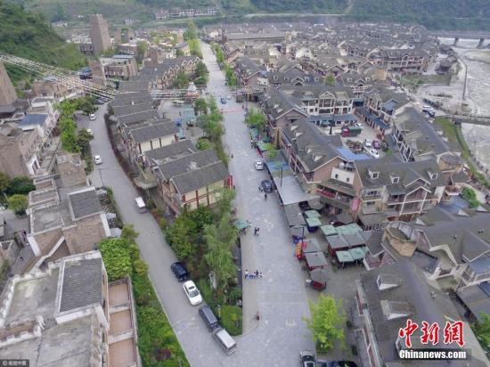 汶川地震九周年，航拍震中映秀鎮(zhèn)小洋樓整齊排列。 莫曉 攝 視覺中國(guó)