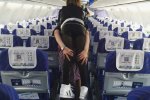 空姐背女乘客下機(jī) 家屬太不負(fù)責(zé)任