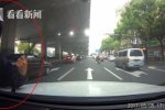 上海現奇葩乞討者 這行為是搶劫